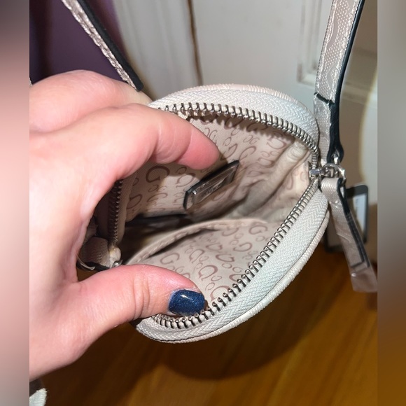 New with tags Guess Crossbody Rose Gold - Picture 3 of 3